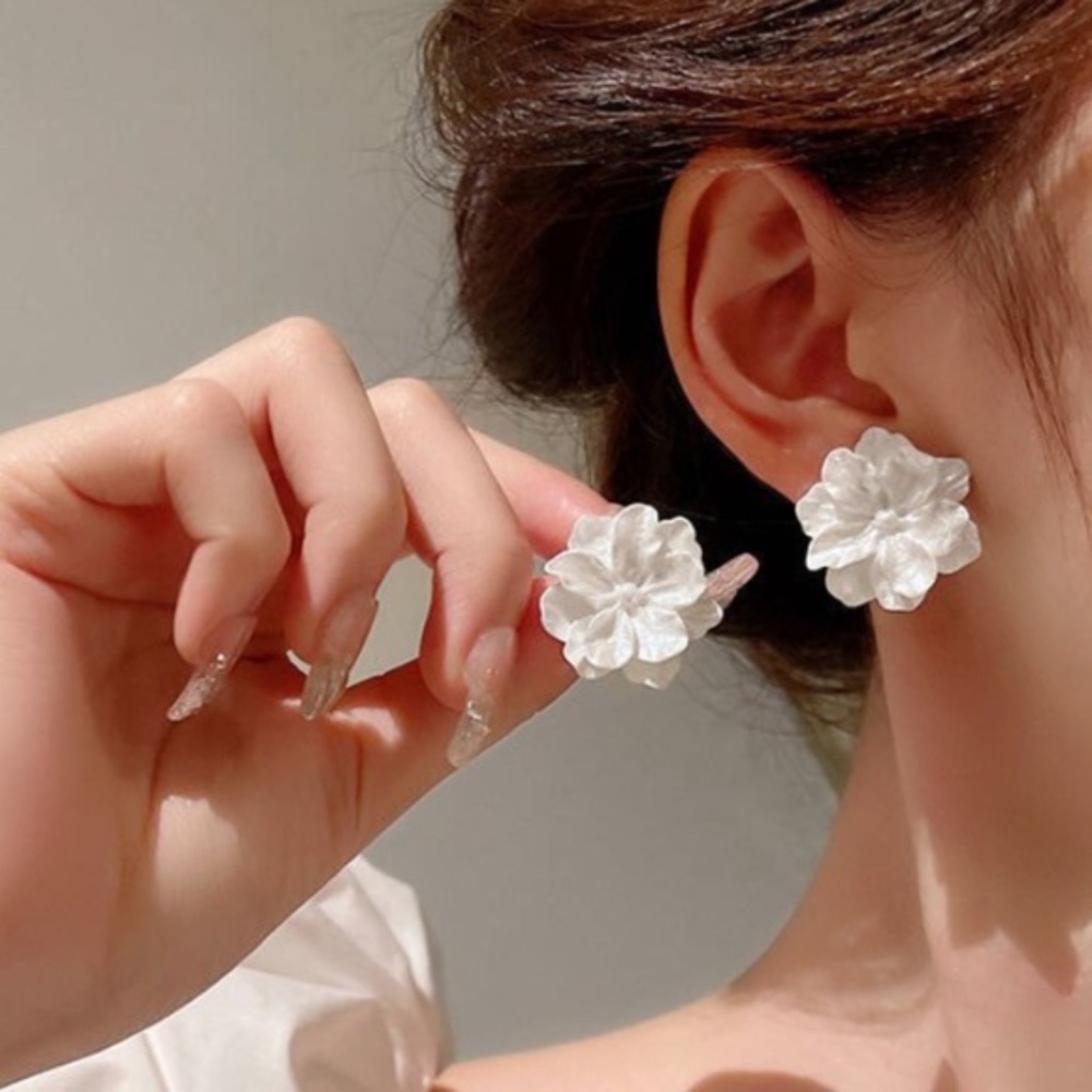 Zara white flower earrings